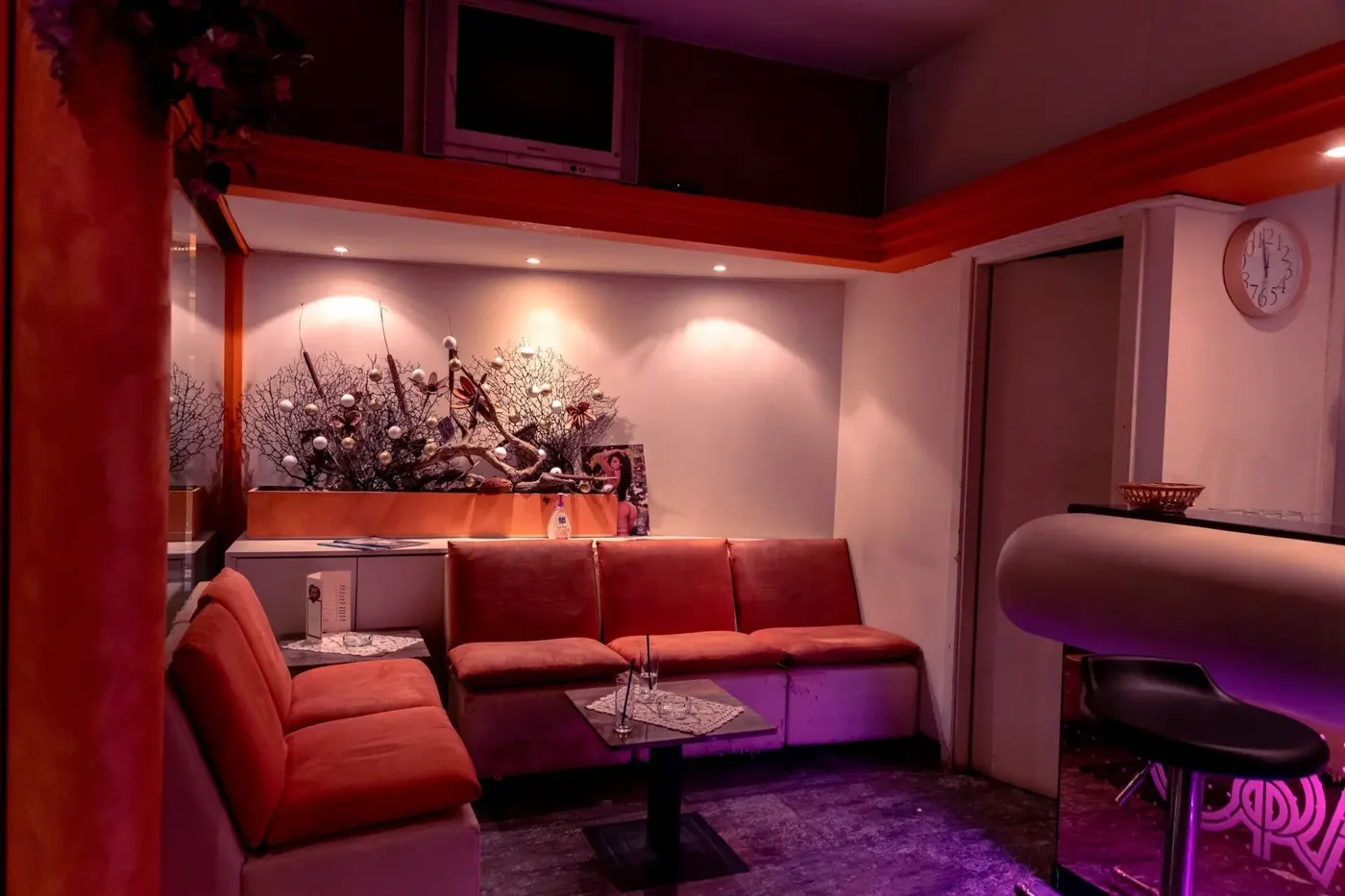 Privé con divanetti rossi e champagne